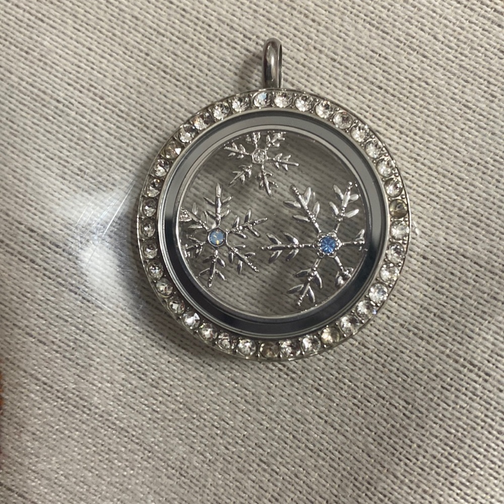 Origami Owl Snowflake Pendent